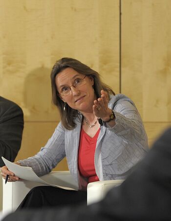 Susanne Bergius in einem Gespräch